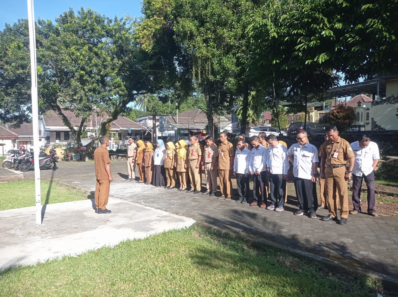 Apel Pagi Kecamatan Gucialit Teguhkan Nilai ASN BerAKHLAK