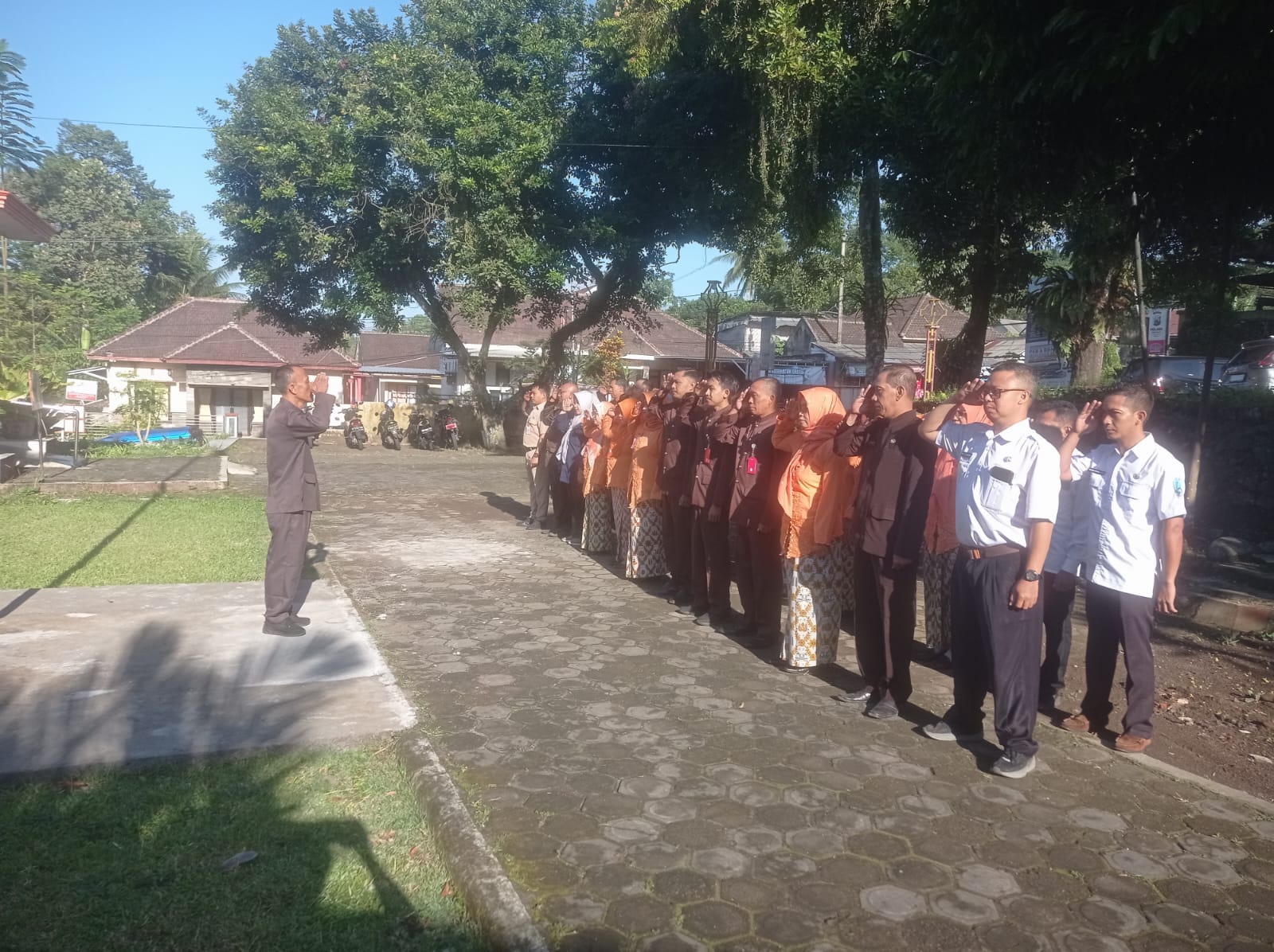 Camat Gucialit Pimpin Apel Pagi ASN, Tekankan Disiplin dan Peningkatan Kinerja