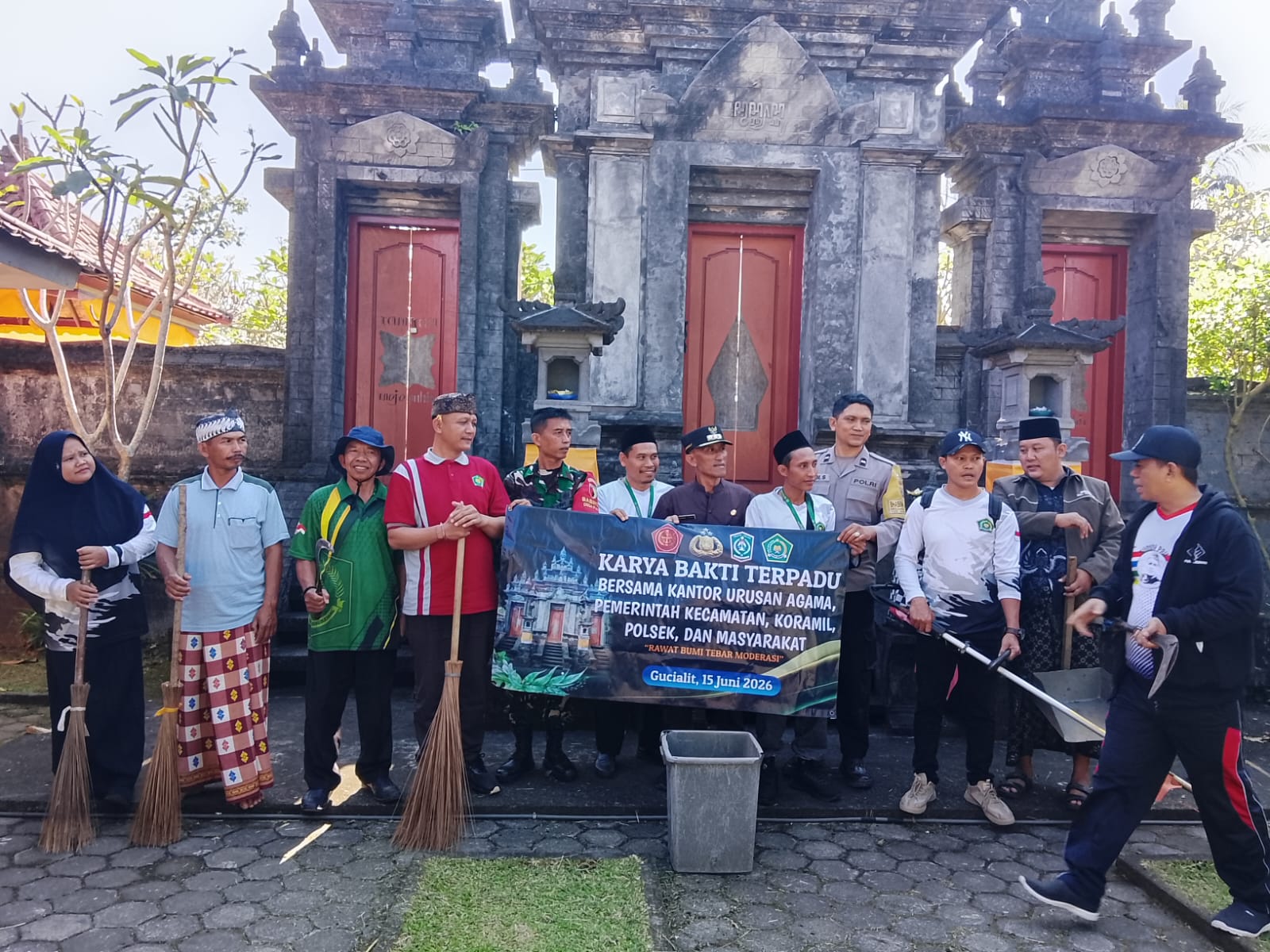 Karya Bakti Terpadu Bersih-Bersih Area Pura dalam Rangka Rawat Bumi Tebar Moderasi di Pura Desa Pake