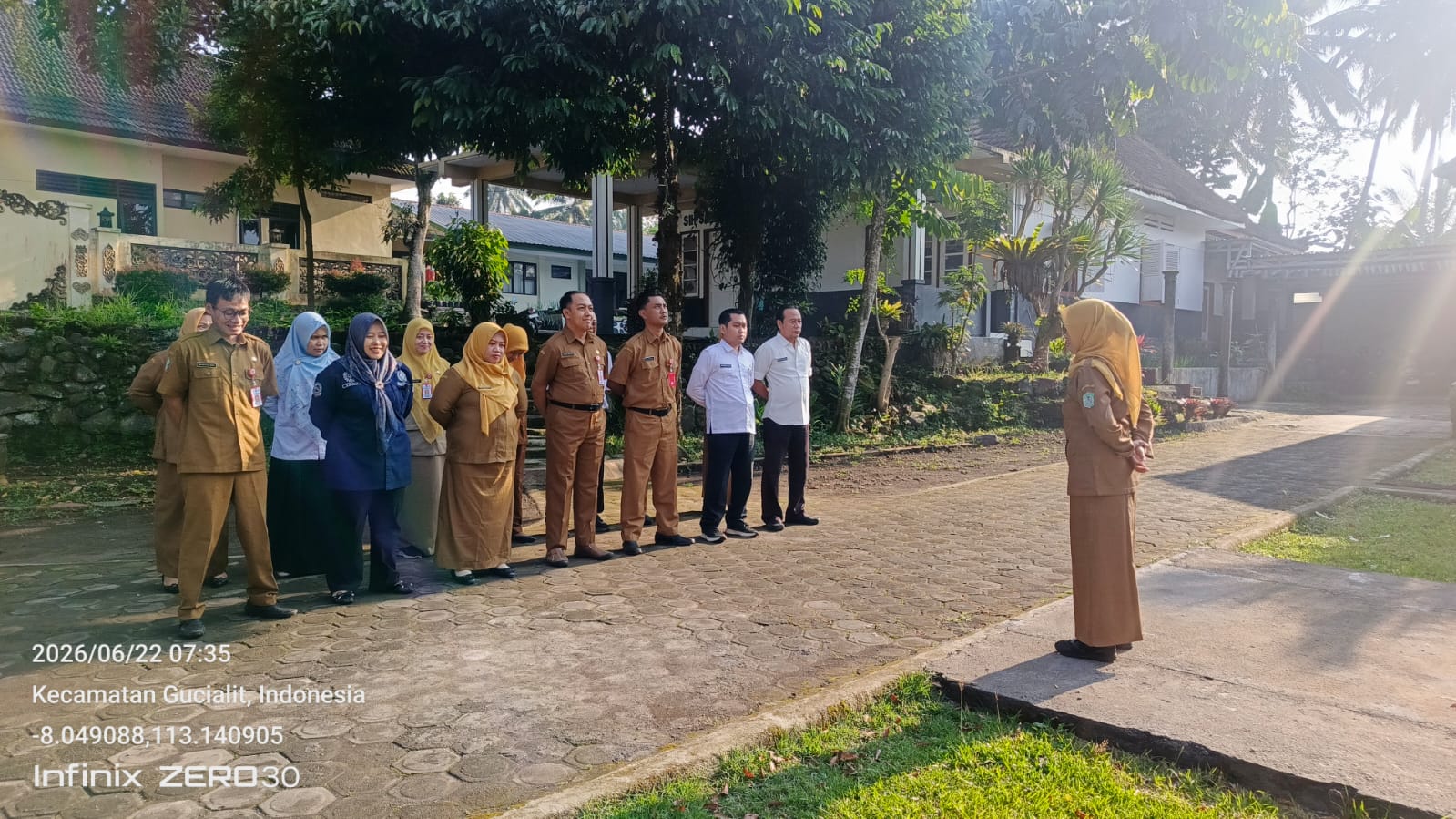 Tingkatkan Kedisiplinan dan Pelayanan Masyarakat, ASN Kecamatan Gucialit Gelar Apel Pagi