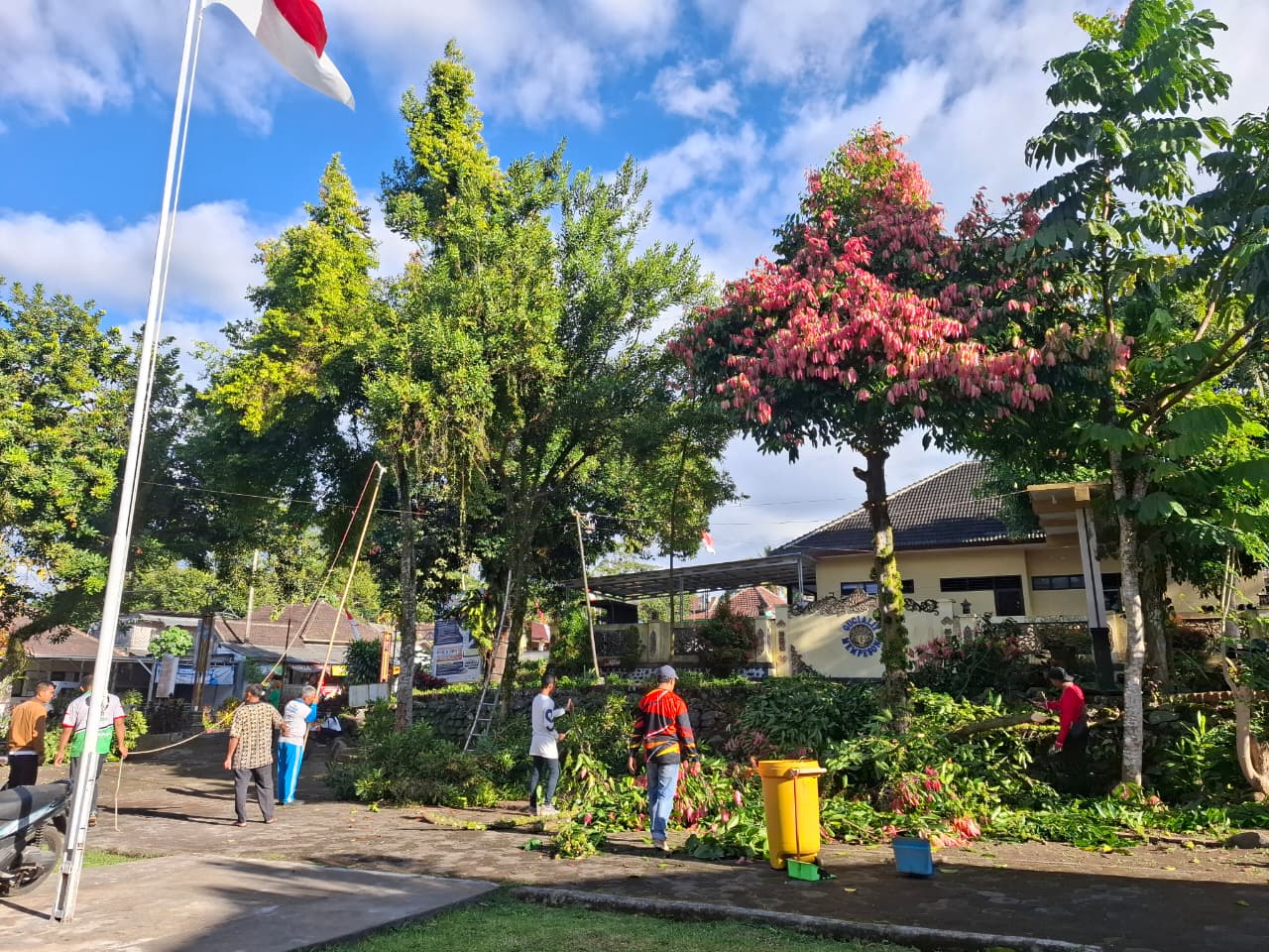 Semangat Gotong Royong, Kecamatan Gucialit Gelar Kerja Bakti Persiapan Upacara Peringatan HUT ke-81 