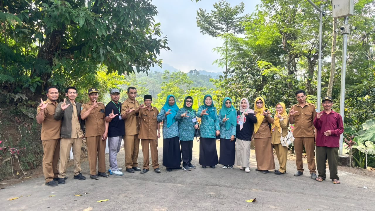 Ketua TP-PKK Kecamatan Gucialit Dampingi Tim Penilai Lomba Kampung Resik di Desa Sombo