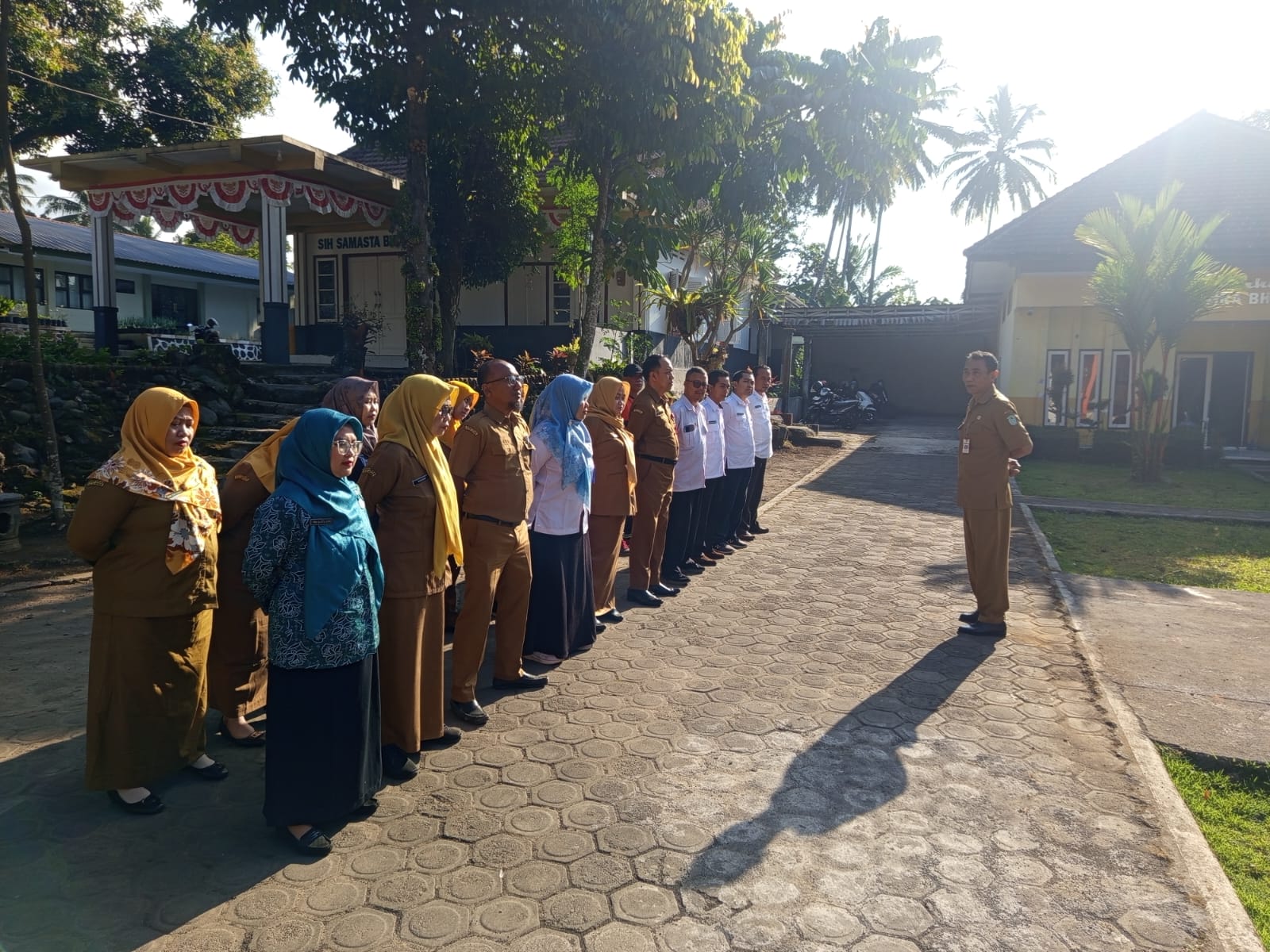 Apel Pagi ASN Kecamatan Gucialit Dipimpin Sekcam di Halaman Kantor Kecamatan