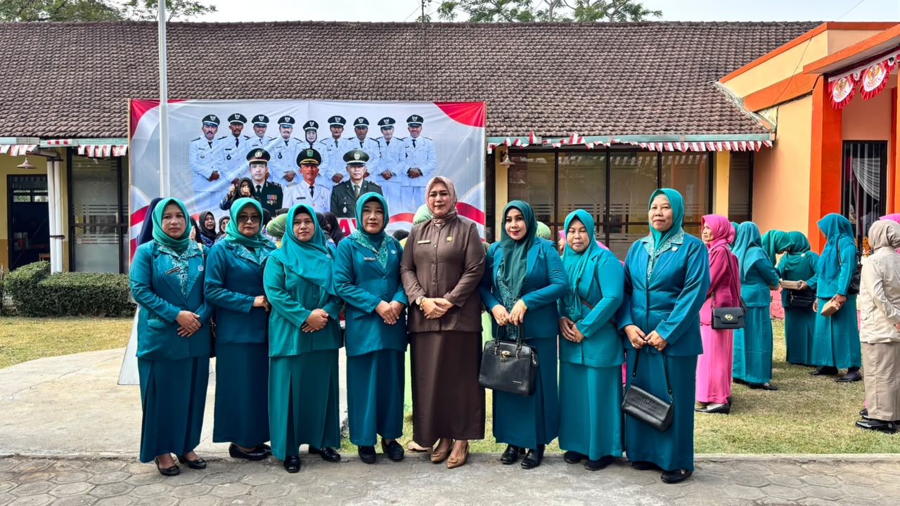 Ketua TP-PKK Desa se-Kecamatan Gucialit Ikuti Upacara HUT Ke-81 Kemerdekaan RI