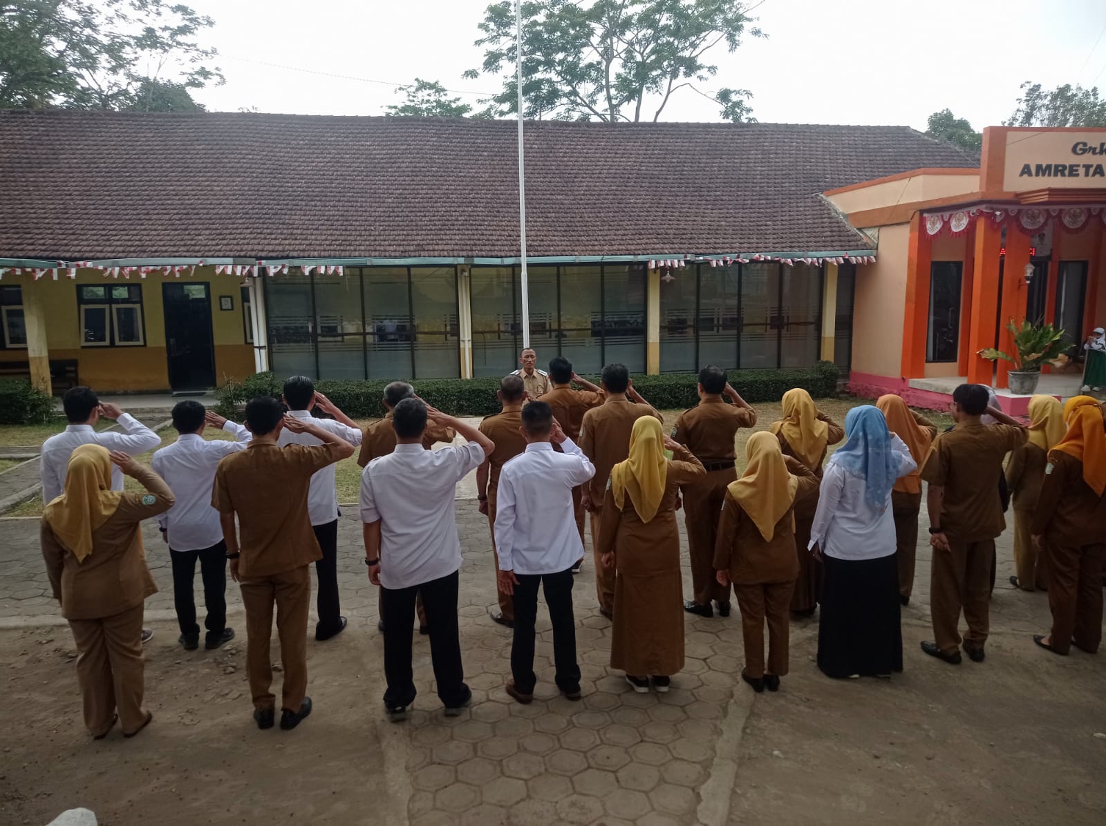 Camat Gucialit Pimpin Apel Pagi ASN di Halaman Kantor Kecamatan