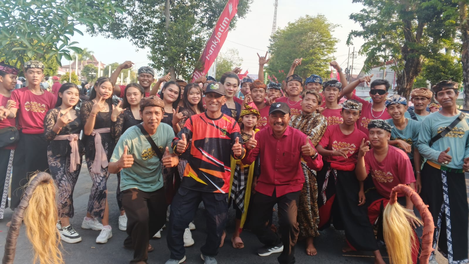 Kecamatan Gucialit Meriahkan Lumajang Carnival dengan Penampilan Kesenian Bantengan Desa Wonokerto