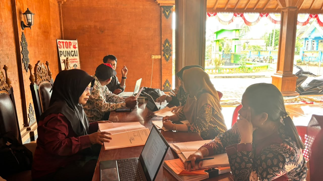 Tim Binwas Kecamatan Gucialit Laksanakan Monev Administrasi Desa dan BPD di Desa Pakel