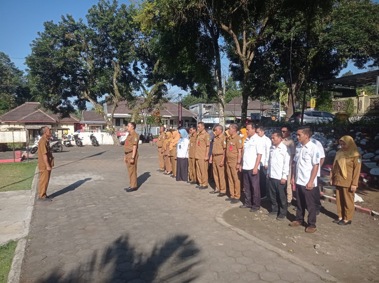 Camat Gucialit Pimpin Apel Pagi, Perkuat Disiplin dan Sinergi Lintas Pendamping