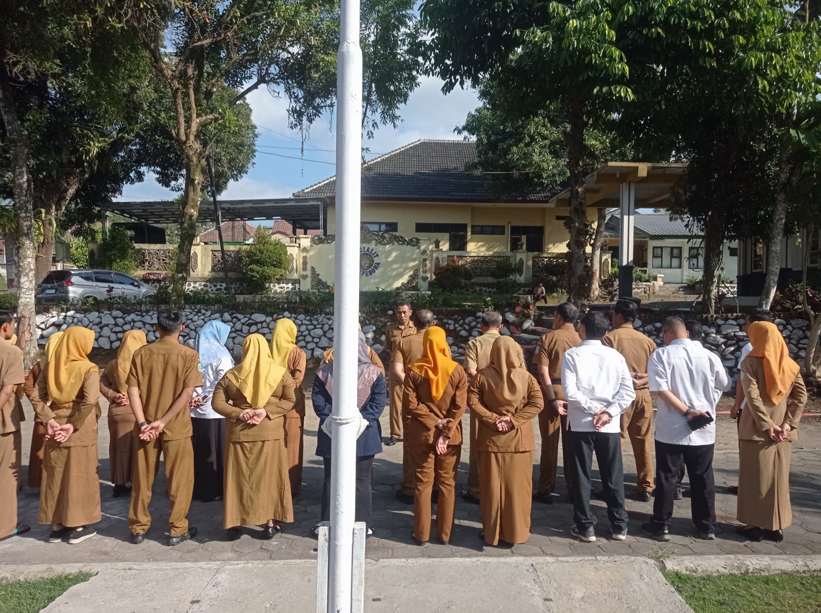 Sekcam Gucialit Pimpin Apel Pagi ASN, Tekankan Disiplin dan Peningkatan Kinerja