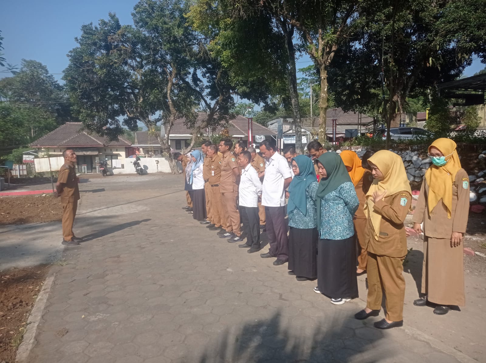 Camat Gucialit Pimpin Apel Pagi ASN, Tekankan Disiplin dan Peningkatan Kinerja Aparatur