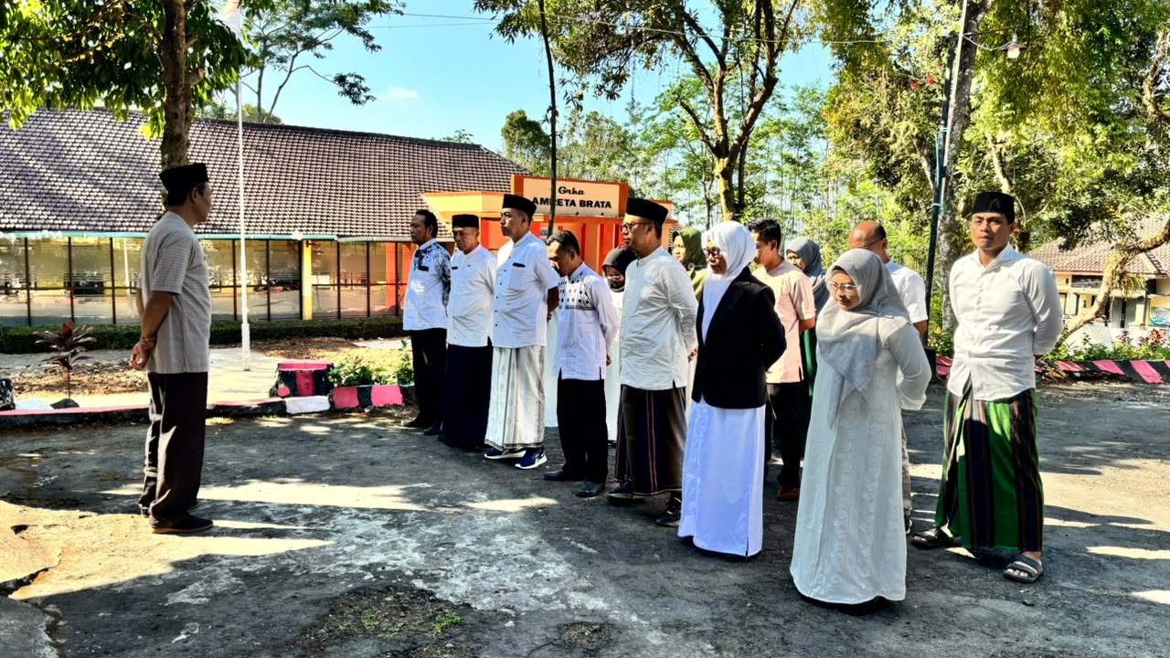 Sekcam Gucialit Pimpin Apel Peringatan Hari Santri Nasional, Kobarkan Semangat Santri untuk Negeri