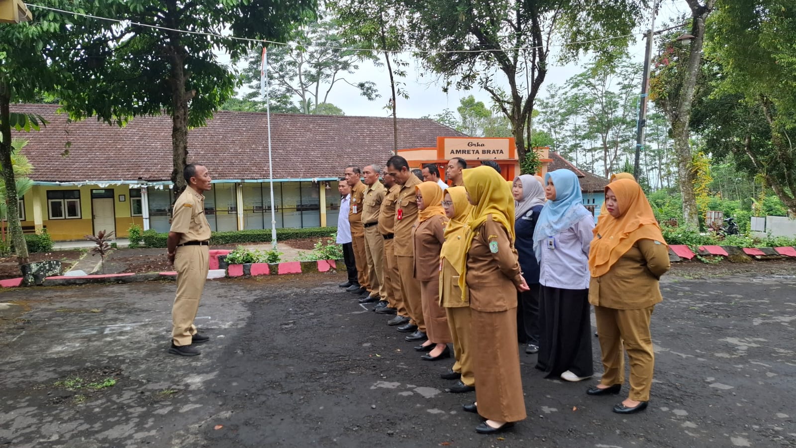 Apel Rutin Bersama ASN Kecamatan Gucialit Perkuat Sinergi Pelayanan Masyarakat